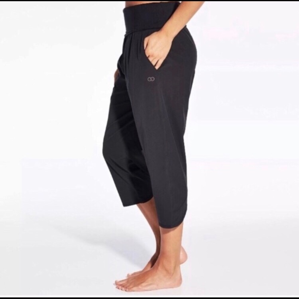 Calia by Carrie Underwood foldover capri pants